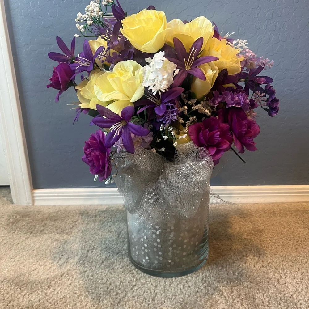 Elegant Floral Arrangement in Glass Vase